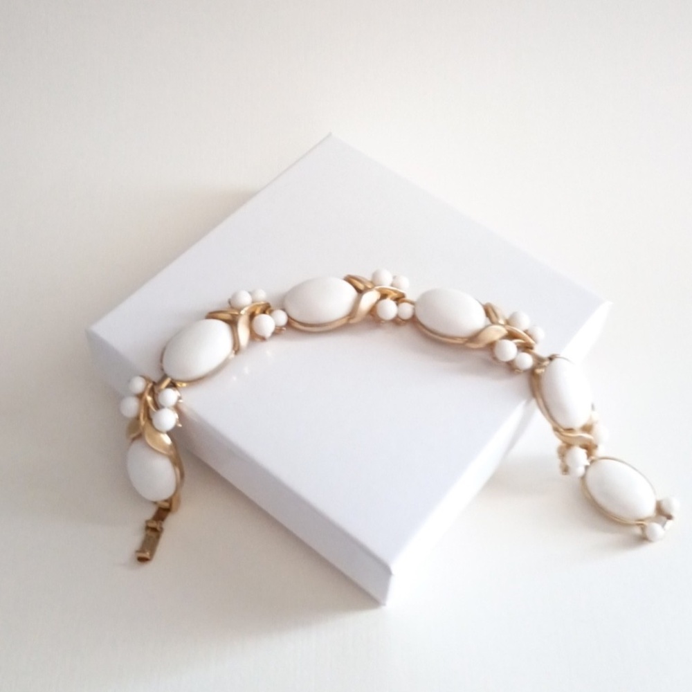 VTG Crown TRIFARI Bracelet Gold Tone White Cabochon Leaf Bead Accents